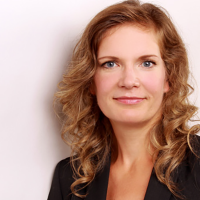 Porträtfoto von Dr. rer. nat. Claudia Nebel-Töpfer