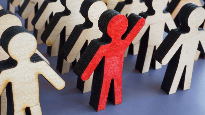 Symbolbild; Figuren aus Holz in weiß und rot