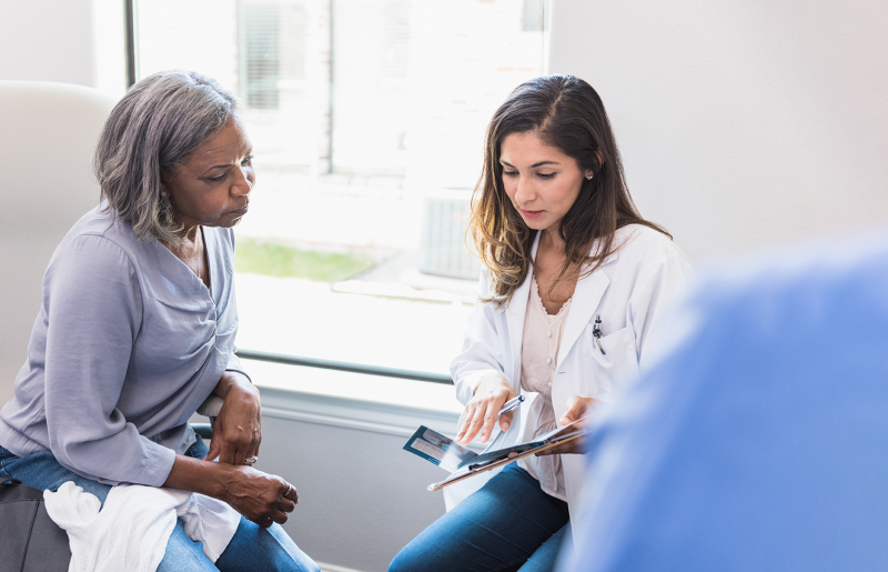 Foto; Ärztin im Gespräch mit einer Patientin
