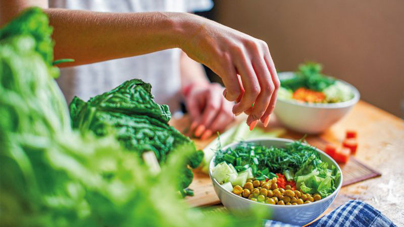 Foto; Zubereitung Salat in einer Schüssel, gesunde Ernährung